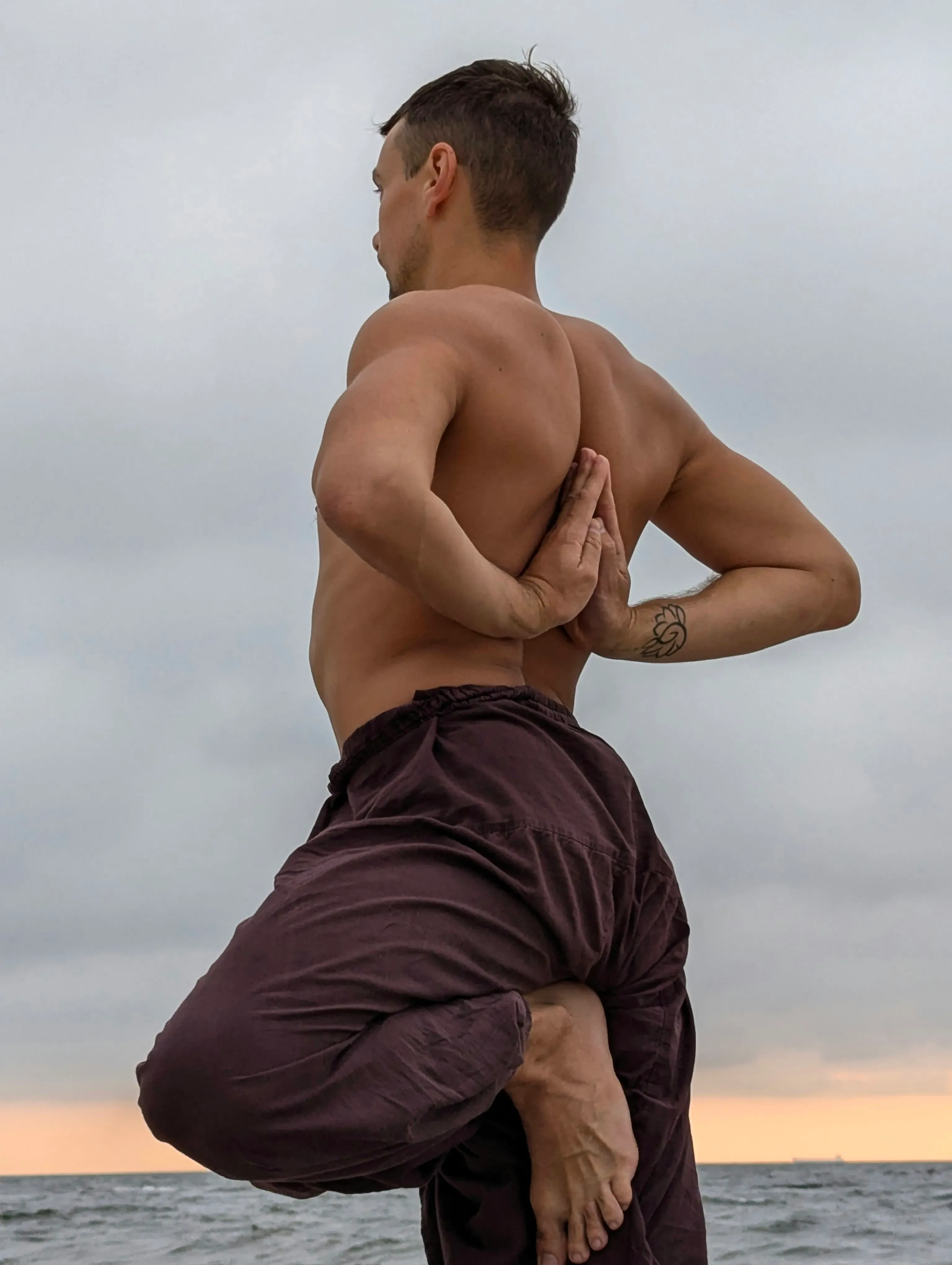 Where to Find the Best Tight Yoga Pants for Men